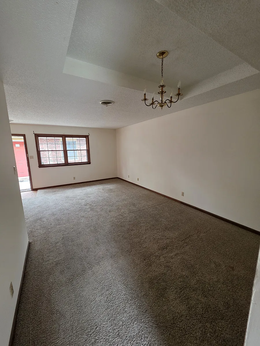 Living & Dining Room - 621 W 4th St #2