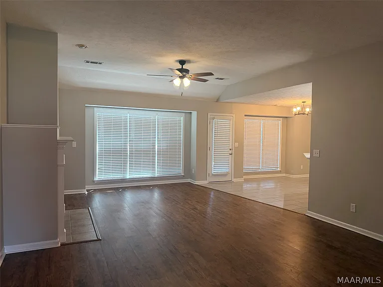 1136 Hallwood Ln — Photo 3