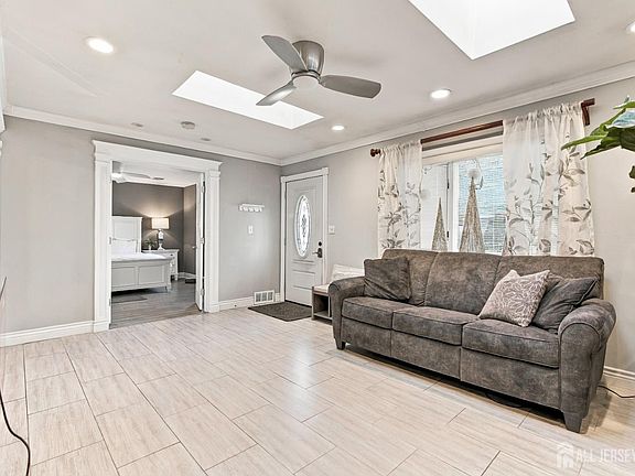 5th image of 12 Knollwood Rd E
