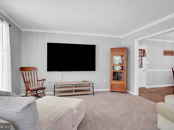 4th image of 580 Spring Ln