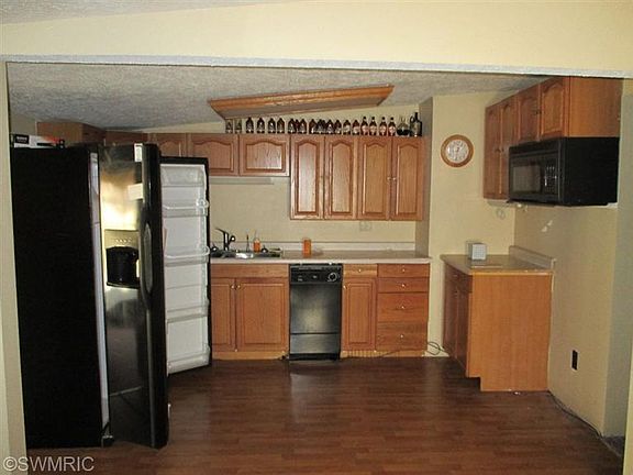 3rd image of 212 Lovell St