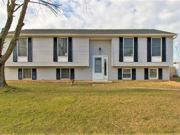 7 Dover Ln, Sicklerville, NJ 08081