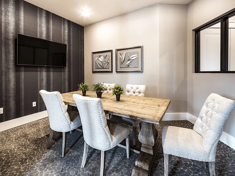 Holly Crest Apartments — Photo 7