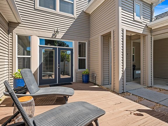 3rd image of 79 Courtyard Dr