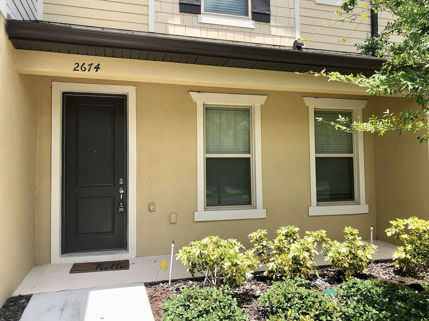 Move In September! Immaculate Rental! 2x2.5 Townhome With Private Courtyard! 2 Car Garage! — Photo 3