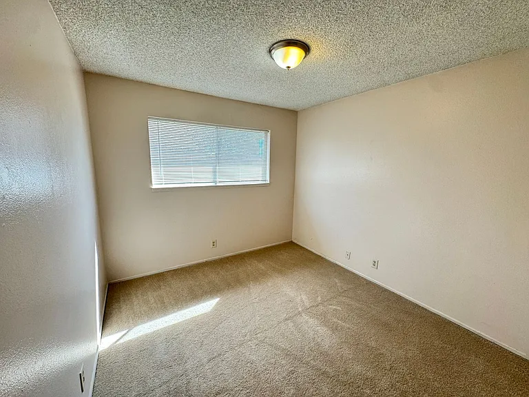 736 Commercial — Photo 6