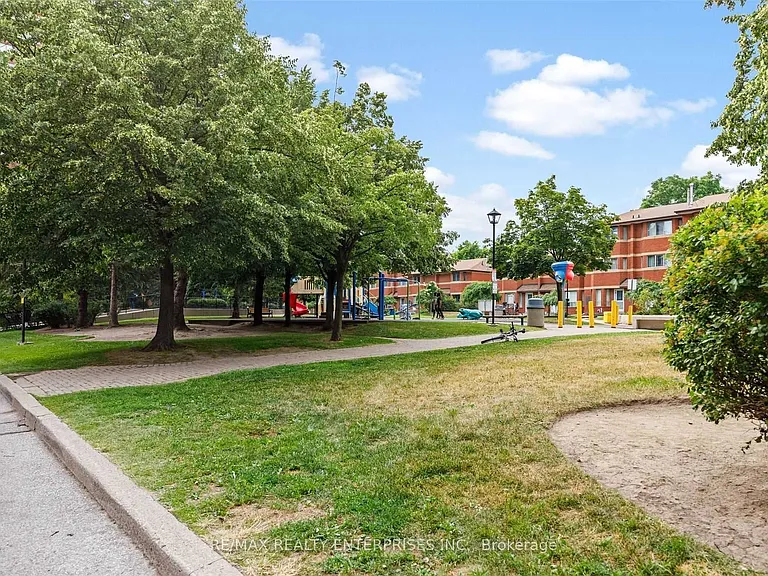 2466 Eglinton Ave E #LPH8 — Photo 23