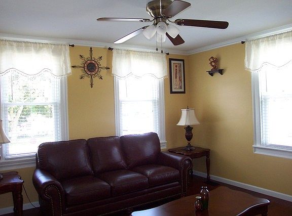 4th image of 425 NE Beach St