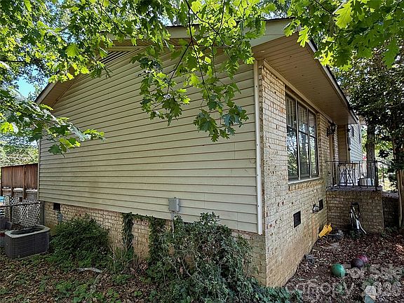 3rd image of 1129 McLaughlin Dr