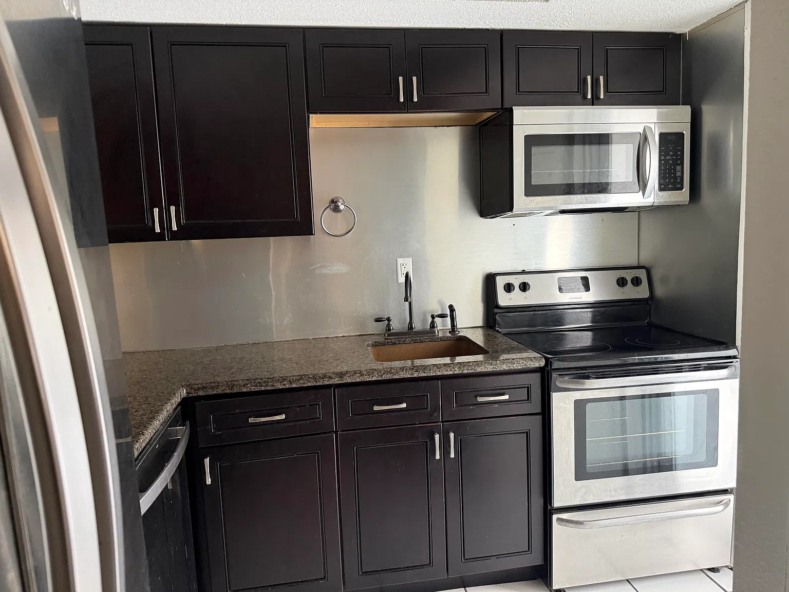 2 bed, 2.0 bath, 940 sqft, $2,275 — Photo 2