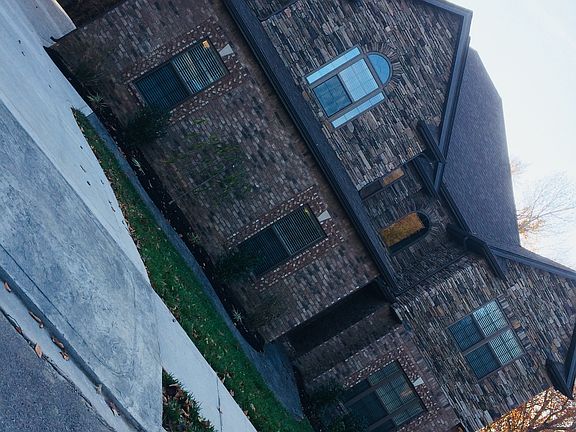 2nd image of 2572 Village Ct