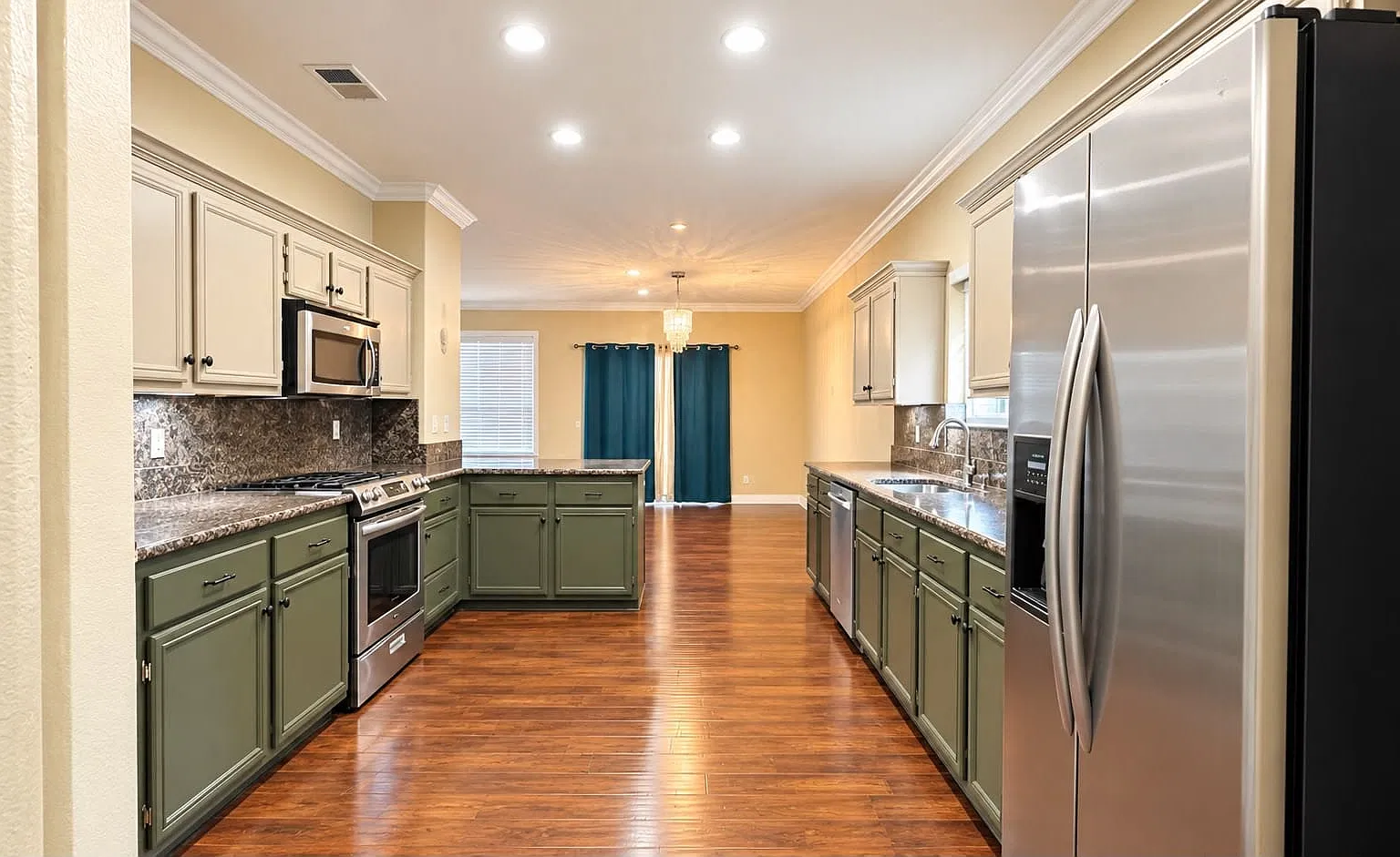 5 bed, 2866 sqft, $5,395 — Photo 2