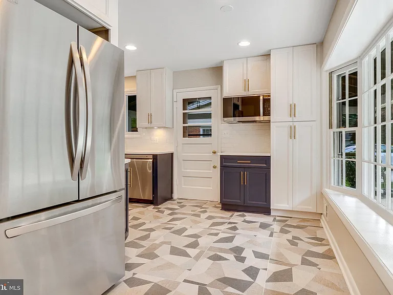 5019 Fleming Dr — Photo 11