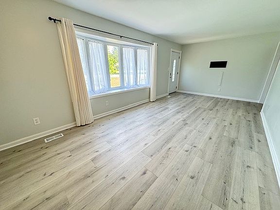 3rd image of 123 Bel Aire Dr