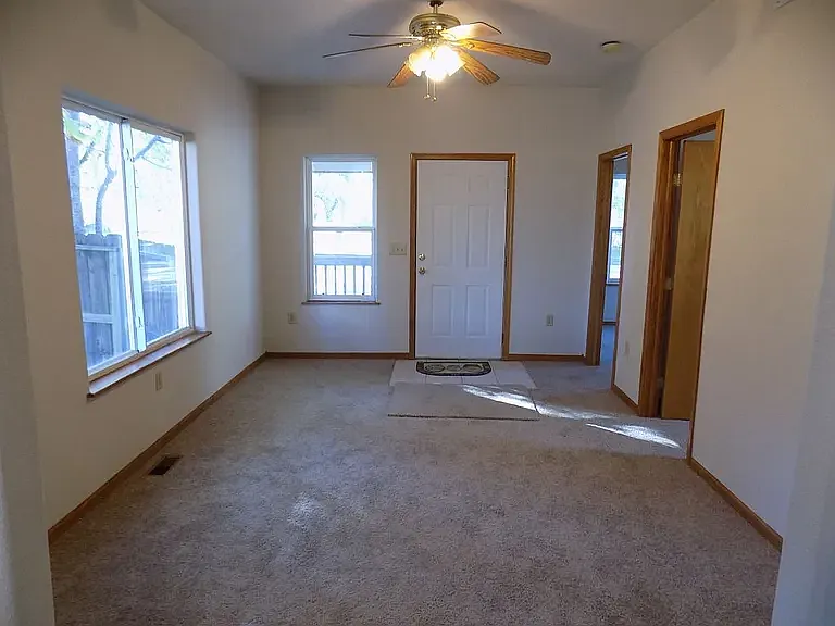 216 N Fern Ave — Photo 3