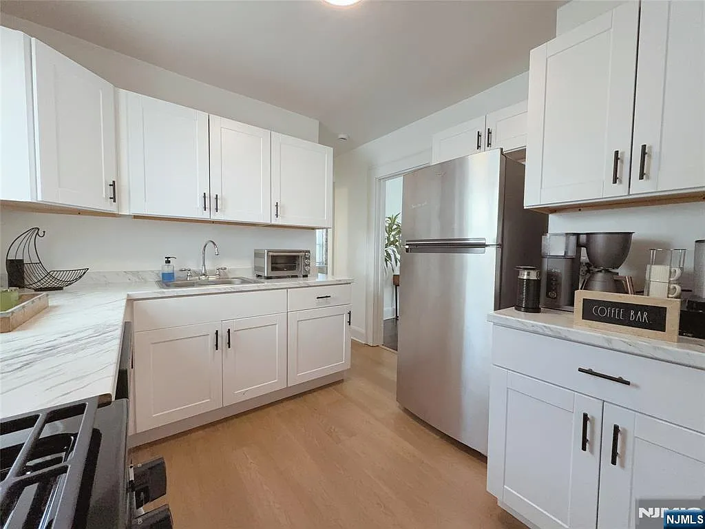 3 bed, 1.0 bath, $2,650 — Photo 2