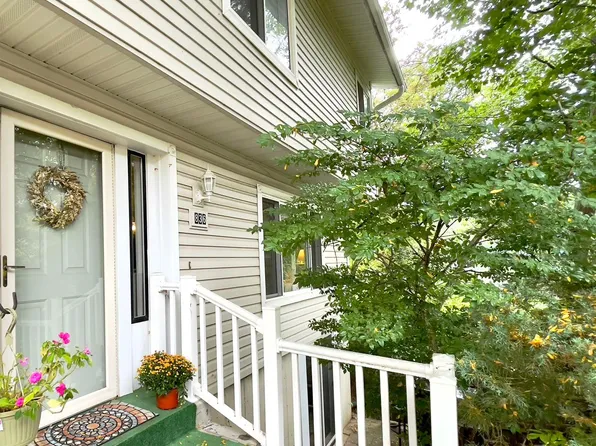 836 Corners Ct, Lake Orion, MI 48362
