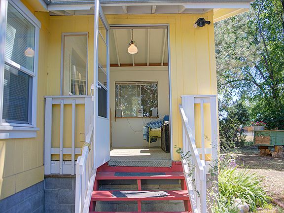 Pretty entry, great mudroom!
