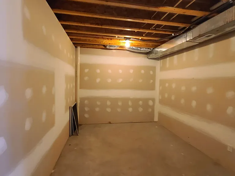 230 Crown Ct — Photo 48