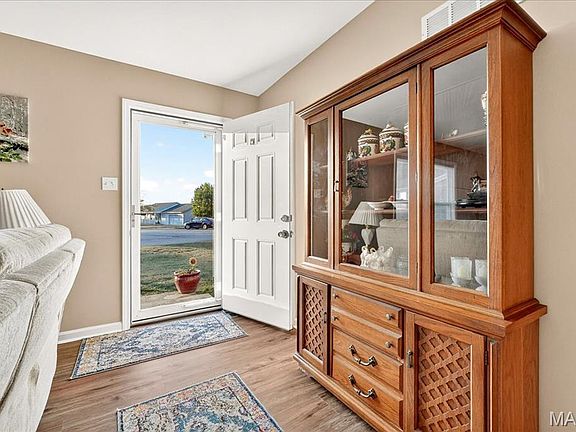 5th image of 313 W Bend Ln