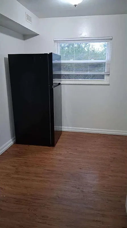 2 bed, 1.0 bath, 792 sqft, $1,200 — Photo 2