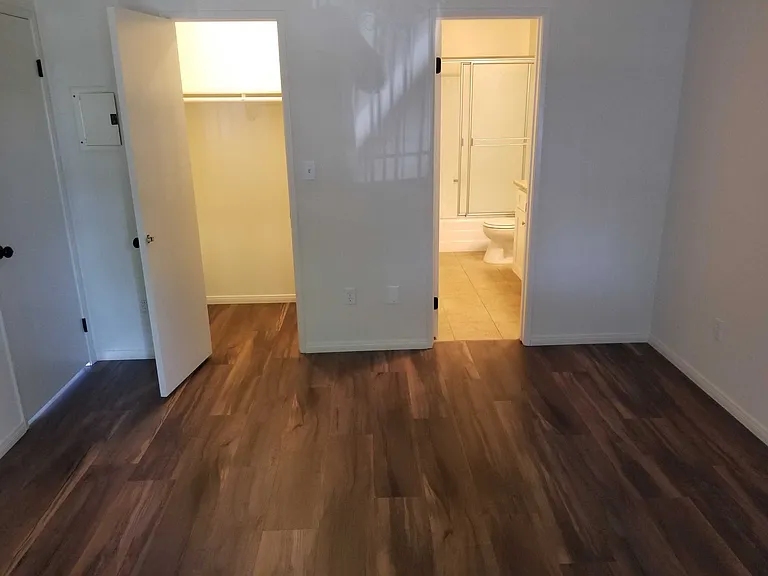 Mammoth Ave — Photo 36