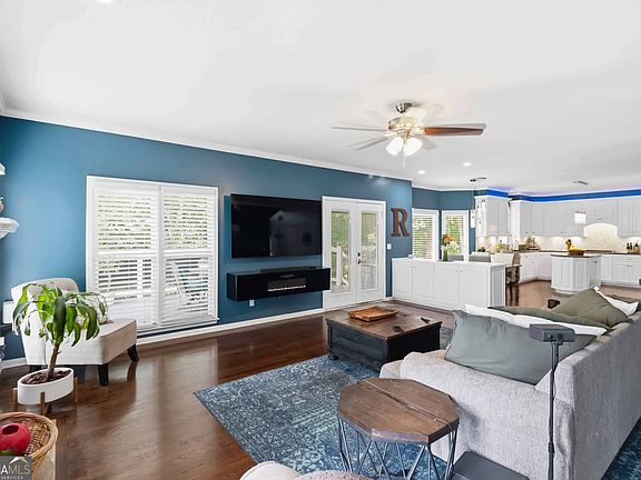 3rd image of 1405 Lamont Cir