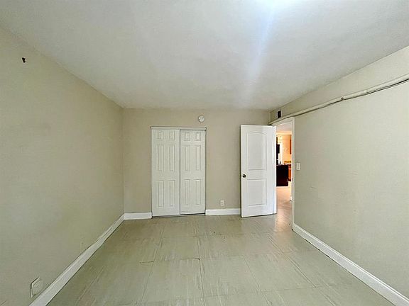 5th image of 607 NE 29th Dr APT 25