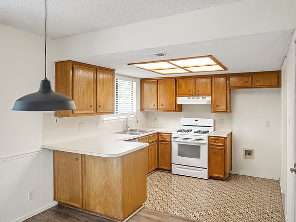 4th image of 1203 Yorkshire Ln