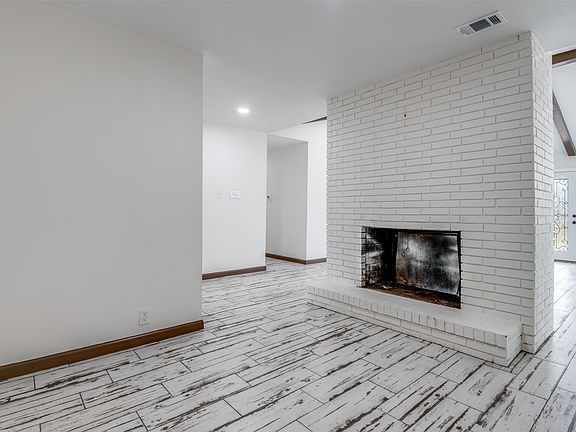 5th image of 1055 Wright St