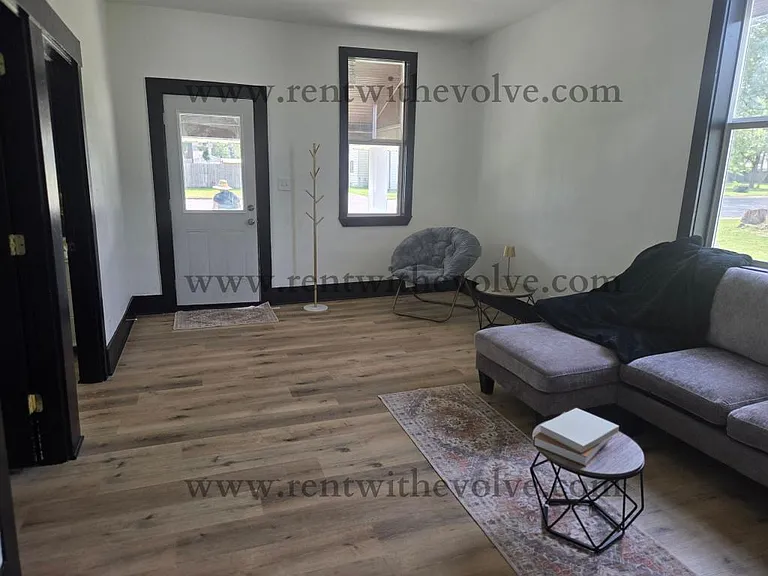 512 S West St — Photo 7