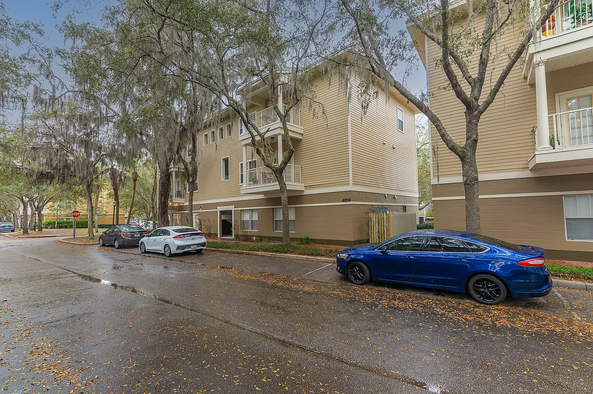 Building Photo - 4850 SW 91st Ter #301
