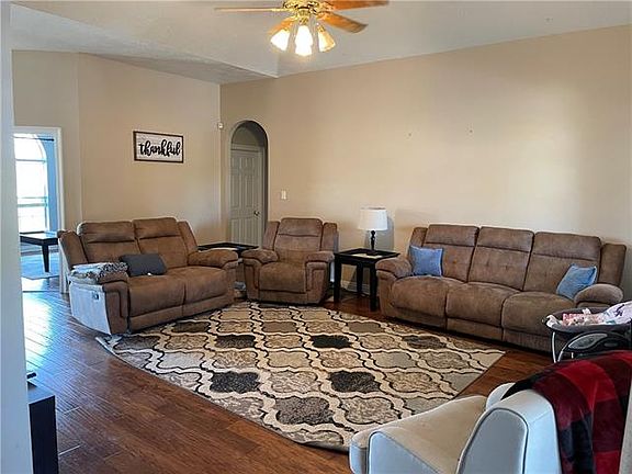 3rd image of 626 Colonial Dr