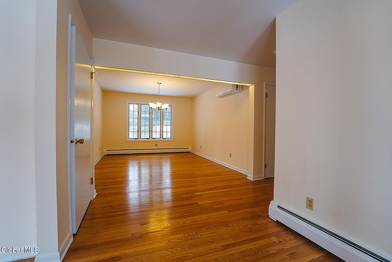 3rd image of 196 Kenwood Avenue