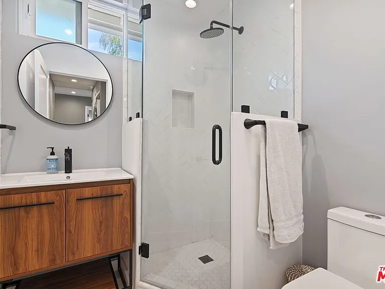 1445 S Stanley Ave — Photo 15