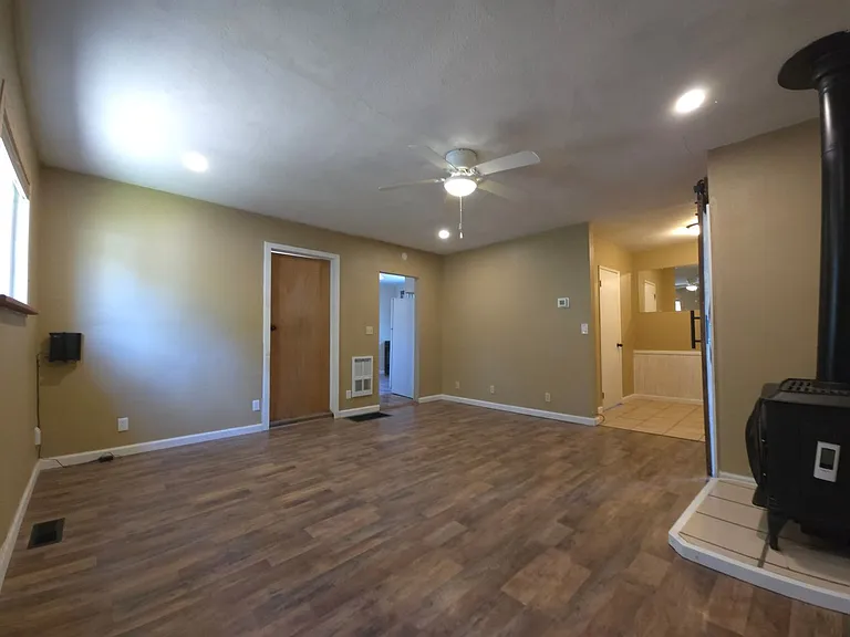 402 Oregon St — Photo 3