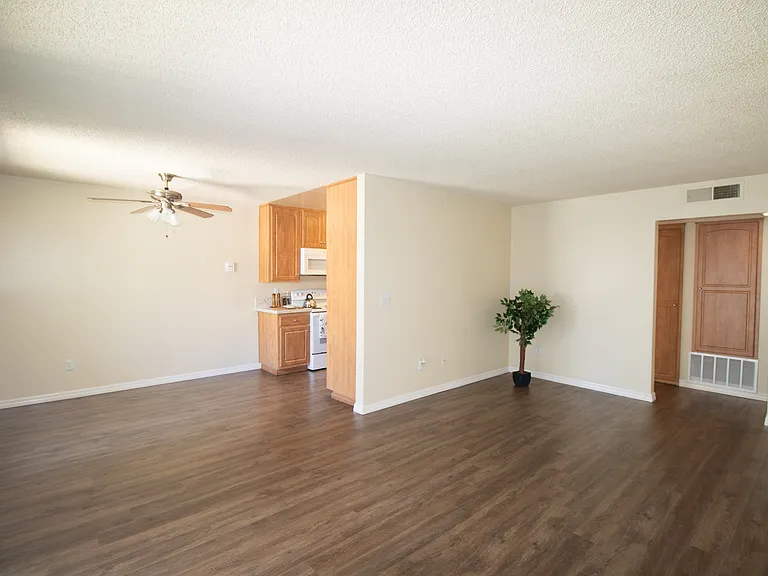 Gold Coast Apartments — Photo 33