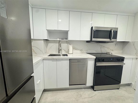 5th image of 2899 Collins Ave APT 424
