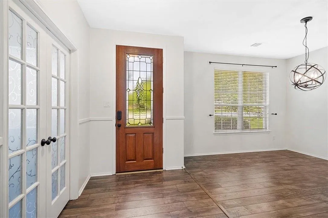 4 bed, 2.5 bath, 2411 sqft, $2,400 — Photo 4
