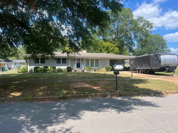 607 E 2nd St, Tuscumbia, AL 35674