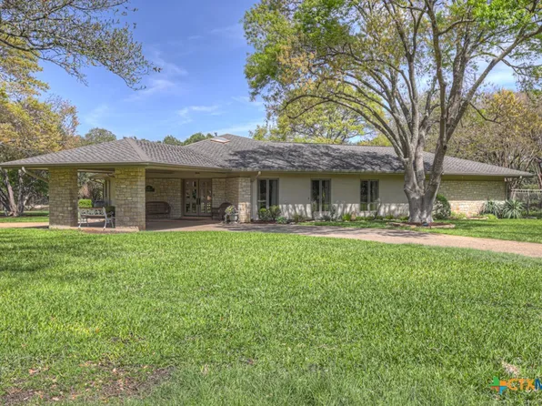 8 Trophy Ln, New Braunfels, TX 78132