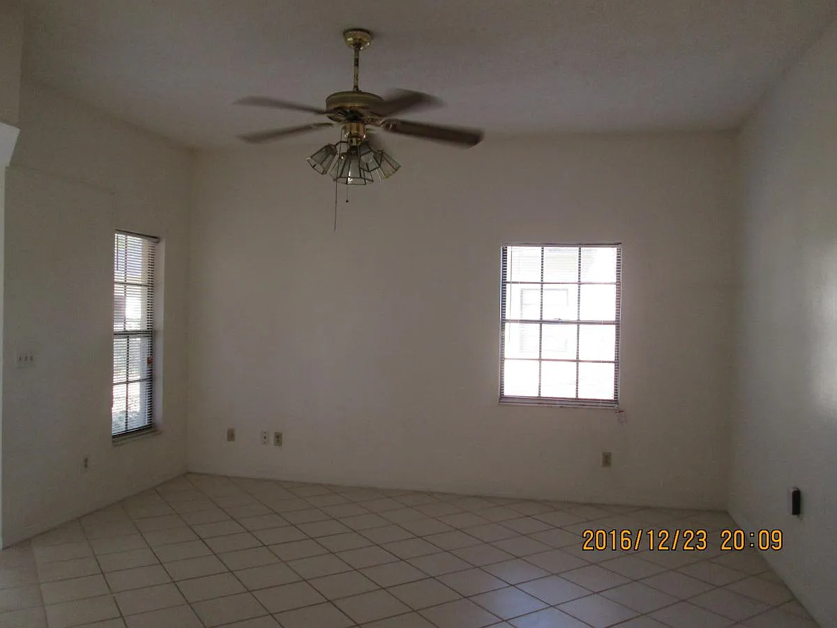3 bed, 1375 sqft, $2,200 — Photo 2