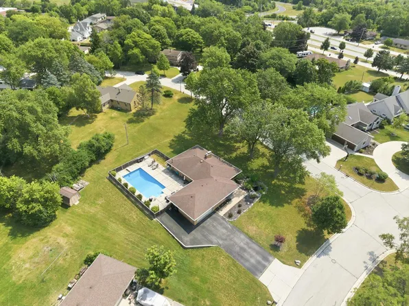 10400 W Pallottine DRIVE, Greenfield, WI 53228