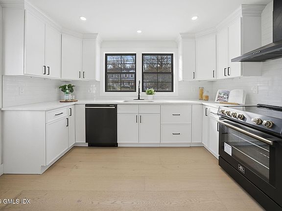 3rd image of 101 Parade Hill Rd