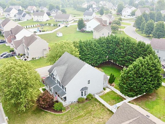 2nd image of 100 Beaufort Ln