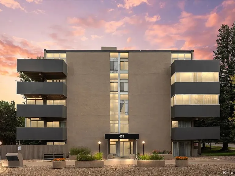 Building entrance (primary)