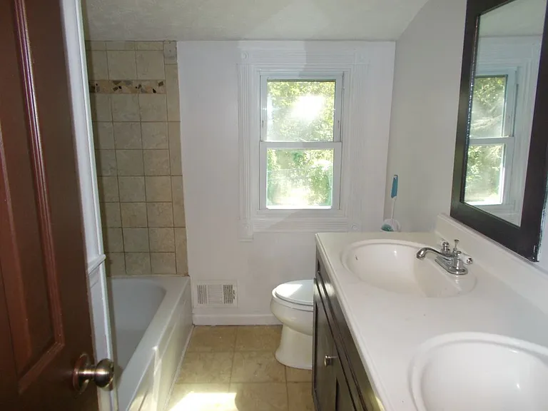 70 Woodhill Dr — Photo 6
