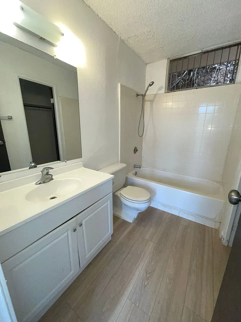 "Cathedral Point" Spacious Ground-Floor 1-Bedroom For Rent. — Photo 4