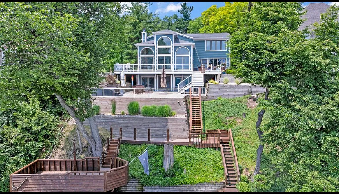 325 Highland Dr — Photo 2