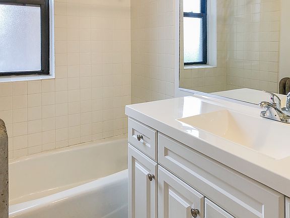4th image of 3909 1/2 N Greenview Ave #3